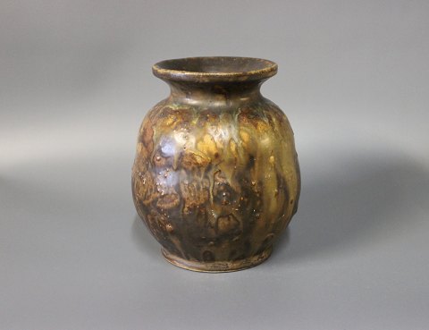 Keramik vase i brune farver af Bode Willumsen.
5000m2 udstilling.