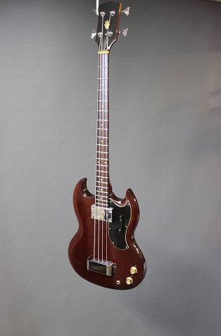 Gibson basguitar, model EB-0, fra 1967 i poleret mahogni og nyligt restaureret.
5000m2 udstilling.
