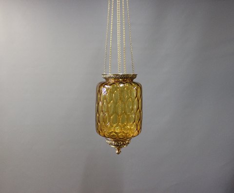 Ampel i gult glas med messing montering fra år 1860.
5000m2 udstilling.