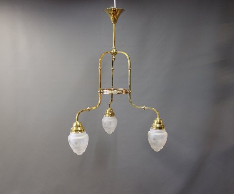 Ceiling lamp in brass and Art Noveau. The lamp is from 1910 and has recently 
been refurbished.
5000m2 showroom.