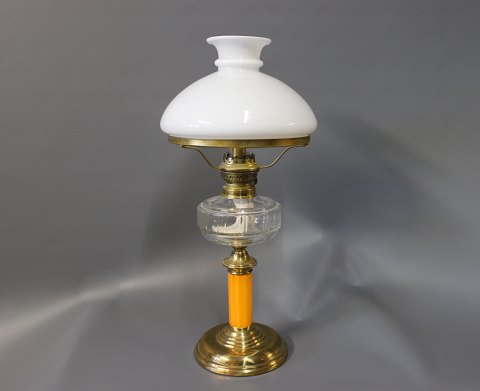 Kerosene table lamp with orange glass stem and brass foot from around the year 
1880.
5000m2 showroom.