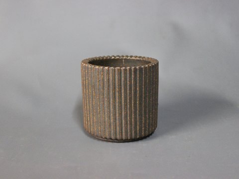 Lille keramik vase/krukke mørke brune farver af Arne Bang.
5000m2 udstilling.