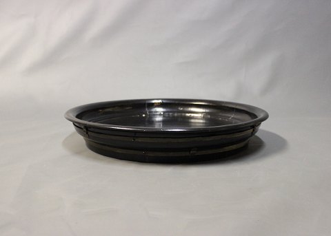 This large black wooden tray with a brass edge is from the 1950s.
5000m2 showroom.
