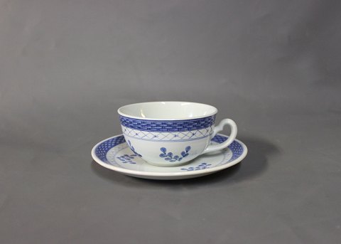 Teacup and saucer by Aluminia, #957.
5000m2 showroom.