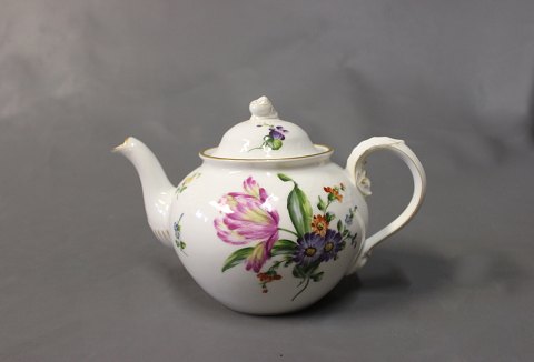 Teapot in Saxon flower by Bing and Grøndahl.
5000m2 showroom.