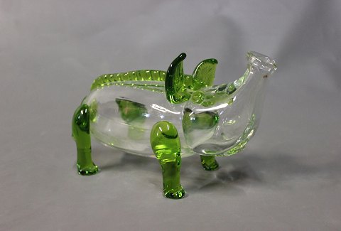 Antique snaps pig in green glass by Holmegaard from around the 1930s.
5000m2 showroom.