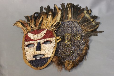 Afrikanske masker med perler og fjer formentlig fra Congo og  1960erne.
5000m2 udstilling.