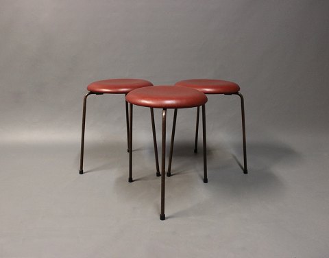 3 Dot stools, model 3107, designed by Arne Jacobsen and manufactured by Fritz 
Hansen.
5000m2 showroom.
