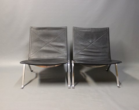 Et sæt PK22 lænestole af Poul Kjærholm og Fritz Hansen.
5000m2 udstilling.