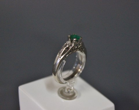 14 ct. Whitegold ring with emerald and two small diamonds. 
5000m2 showroom.