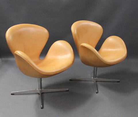 A pair of Swan chairs, model 3320, in natural leather with patina by Arne 
Jacobsen and Fritz Hansen.
5000m2 showroom.