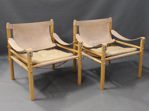 Et par Scirocco Safaristole af Arne Norell og Aneby Møbler fra 1960erne.
5000m2 udstilling.