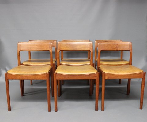Et sæt af seks spisestuestole i teak og sæder af lysebrunt læder af N.O. Møller 
og J.L. Møller.
5000m2 udstilling.
