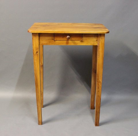 Antique Tall sidetable in polished pine wood with small shelf, in good vintage 
condition from the 1860s.
5000m2 showroom.