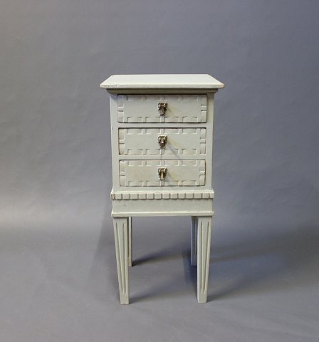Small grey painted chest of Drawers in the style of Gustavian from around the 
year 1920.
5000m2 showroom.
