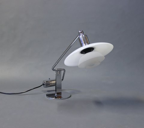 Piano lamp PH 2/1 designed by Poul Henningsen in 1943 and manufactured by Louis 
Poulsen in the 1980s.
5000m2 showroom.