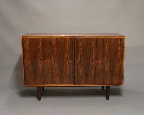 Sideboard in rosewood by Poul Hundevad and Hundevad Furniture Factory from the 
1960s.
5000m2 showroom.