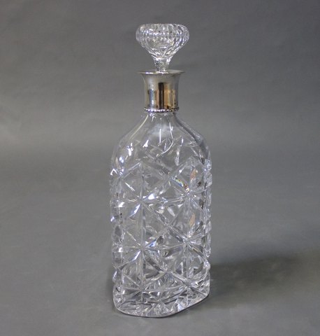 Decanter of crystal with edge of hallmarked silver from the 1930s.
5000m2 showroom.