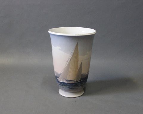 Vase with ships by Richard Boecher for Royal Copenhagen, no.: 2821.3558.
5000m2 showroom.