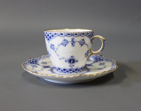 Royal Copenhagen blue fluted lace espresso cup with gilded edge, no.: 1/1037.
5000m2 showroom.