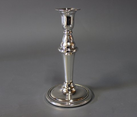 Small candlestick with Pearl edge in 830 silver and with green felt.
5000m2 showroom.