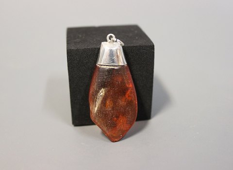 Amber pendant with silver mounting.
5000m2 showroom.