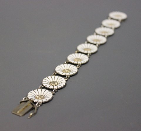 Daisy bracelet by A. Michelsen in 925 sterling silver and white enamel.
5000m2 showroom.