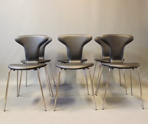 Et sæt af 6 Munkegaard stole i sort savanne læder af Arne Jacobsen og HOWE.
5000m2 udstilling.