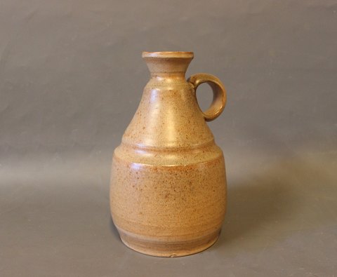 Lysebrun keramik kande af den danske kunster Kis Lunn. 
5000m2 udstilling.