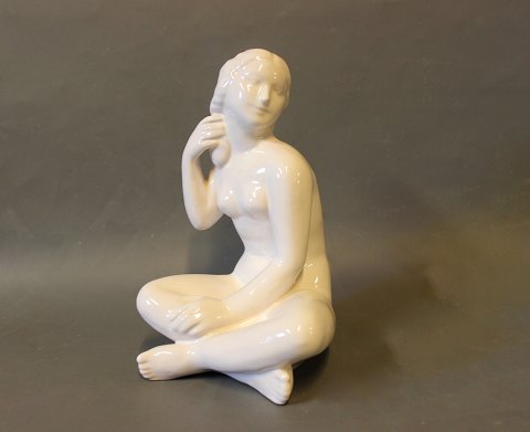 Ceramic Michael Andersen and Son female figure with a white glaze.
5000m2 showroom.