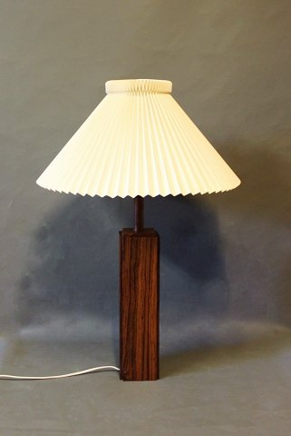 Tall table lamp of rosewood, danish design from the 1960s.
5000m2 showroom.
