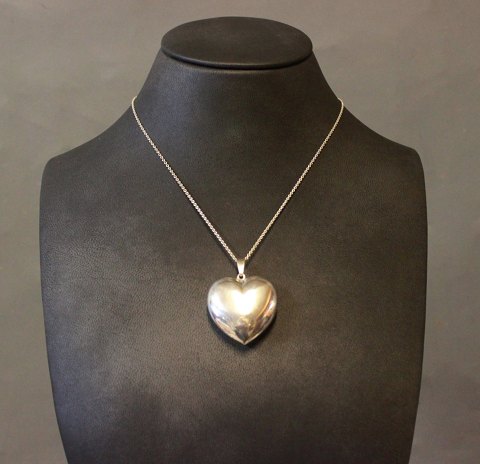 Pendant in the shape of a heart in 830 silver.
5000m2 showroom.