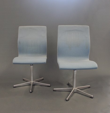 Et par Oxford kontorstole i blåt stof af Arne Jacobsen og Fritz Hansen.
5000m2 udstilling.