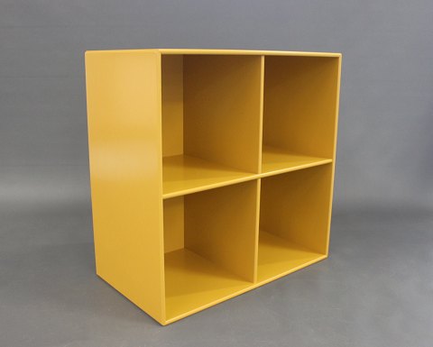 Bookcase, module 1112, in yellow by Montana with four spaces.
5000m2 showroom.
