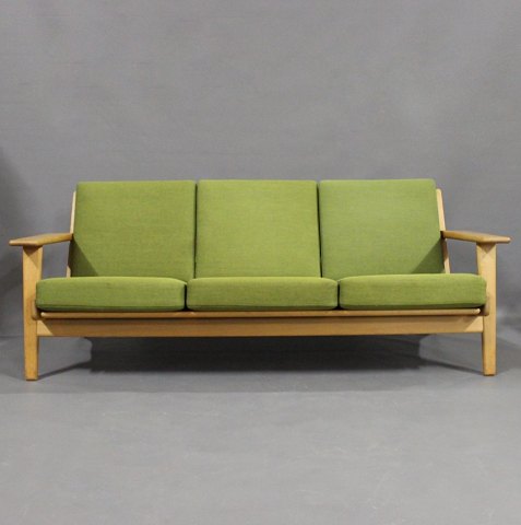 3 seater sofa, model GE290, in oak and green Hallingdal wool, by Hans J. Wegner 
and Getama.
5000m2 showroom.