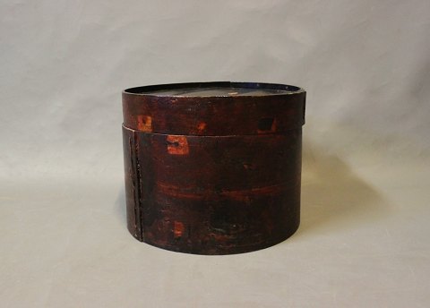 Chinese hat box in wood and with 
lacquer stamp from around the 1930s.
5000m2 showroom.