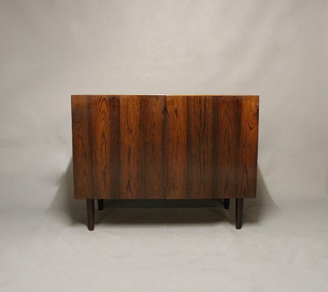 Low sideboard in rosewood of danish design from the 1960s.
5000m2 showroom.