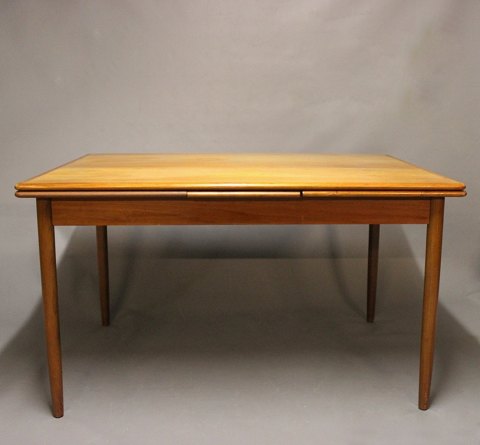 Spisebord i teak med hollandsk udtræk af dansk design fra 1960erne. 
5000m2 udstilling.