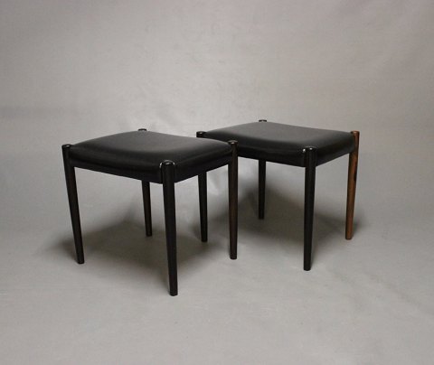 A pair of stools in classic black leather and rosewood of danish design from the 
1960s.
5000m2 showroom.