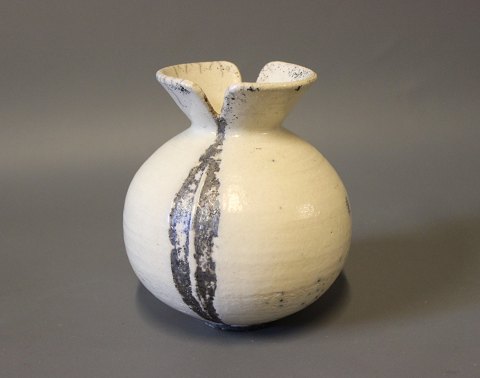 Lille keramik vase med hvid og grå glasur stemplet GE.
5000m2 udstilling.