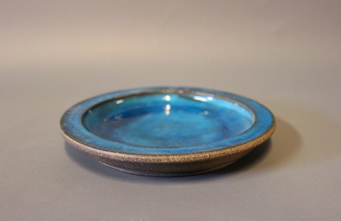 Small ceramic dish with dark blue glaze by Niels Kähler.
5000m2 showroom.