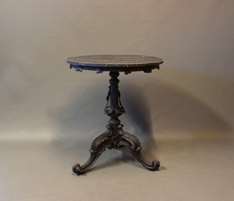 Round side-/lamptable with black marbled tabletop in the style of Gustavian from 
around the year 1880.
5000m2 showroom.