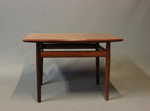 Side table in rosewood of danish design from the 1960s.
5000m2 showroom.