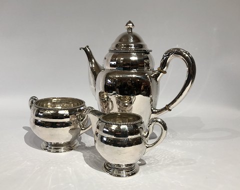 Coffee set consisting of coffee jug, sugerbowl and cream jug with delicate pearl 
edge and in hallmarked silver.
5000m2 showroom.