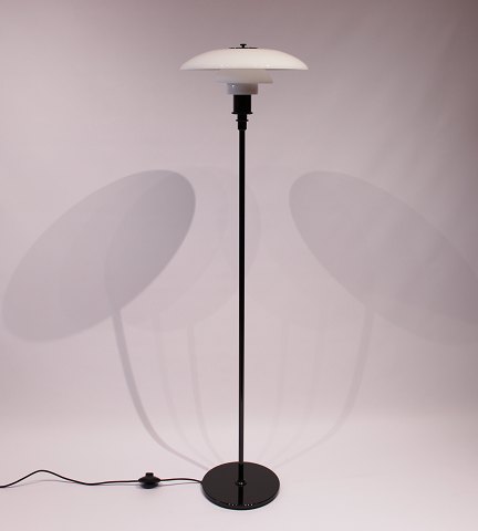 PH 3½-2½ floor lamp with frame of black metallic steel and brass by Poul 
Henningsen and Louis Poulsen.
5000m2 showroom.