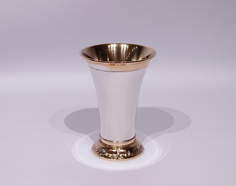 Cup decorated with delictae pearl edge and gilded, stamped C.C.Hermann and of 
925 sterling silver.
5000m2 showroom.