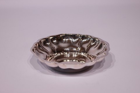 Small dish of 830 silver.
5000m2 showroom.