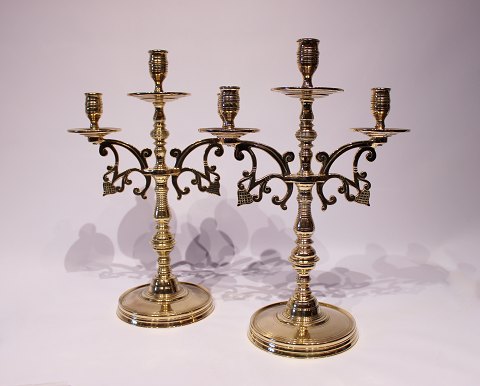 A pair of large three armed brass candlesticks, in great vintage condition from 
around the 1890s.
5000m2 showroom.