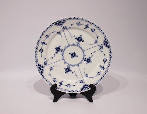 Royal Copenhagen blue fluted half lace dinner plate, #1/577.
5000m2 showroom.