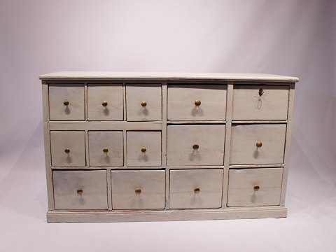 Antique grey painted chest of drawers in Gustavian style from around the 
1920/30s.
5000m2 showroom.